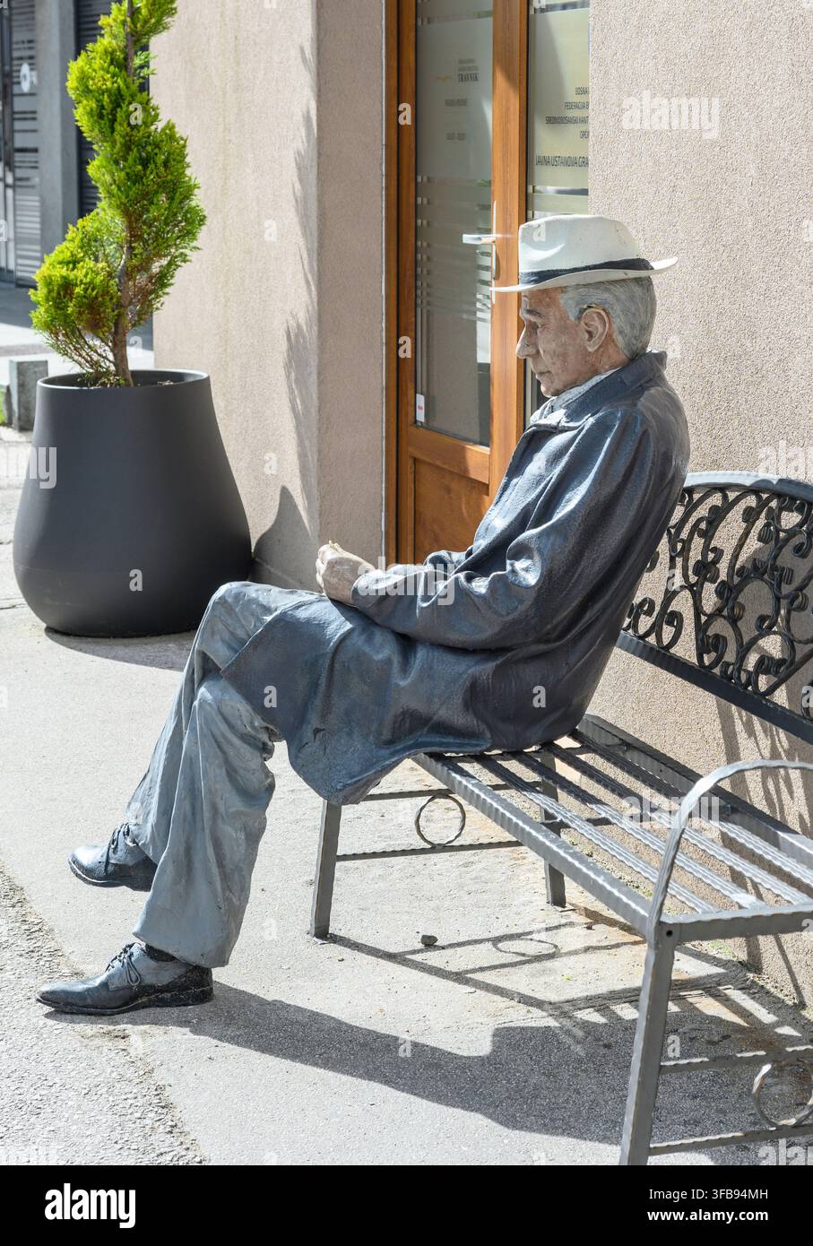 Eine Statue des Schriftstellers Ivo Andrić (1892 – 13. März 1975), der auf einer Bank vor der Bibliothek von Travnik sitzt. Er wurde in Travnik geboren und gewann den Nobelpreis Stockfoto