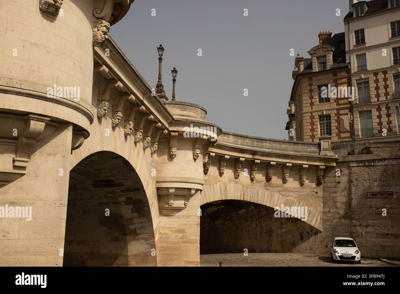 Paris von der Flusskreuzfahrt aus Stockfoto