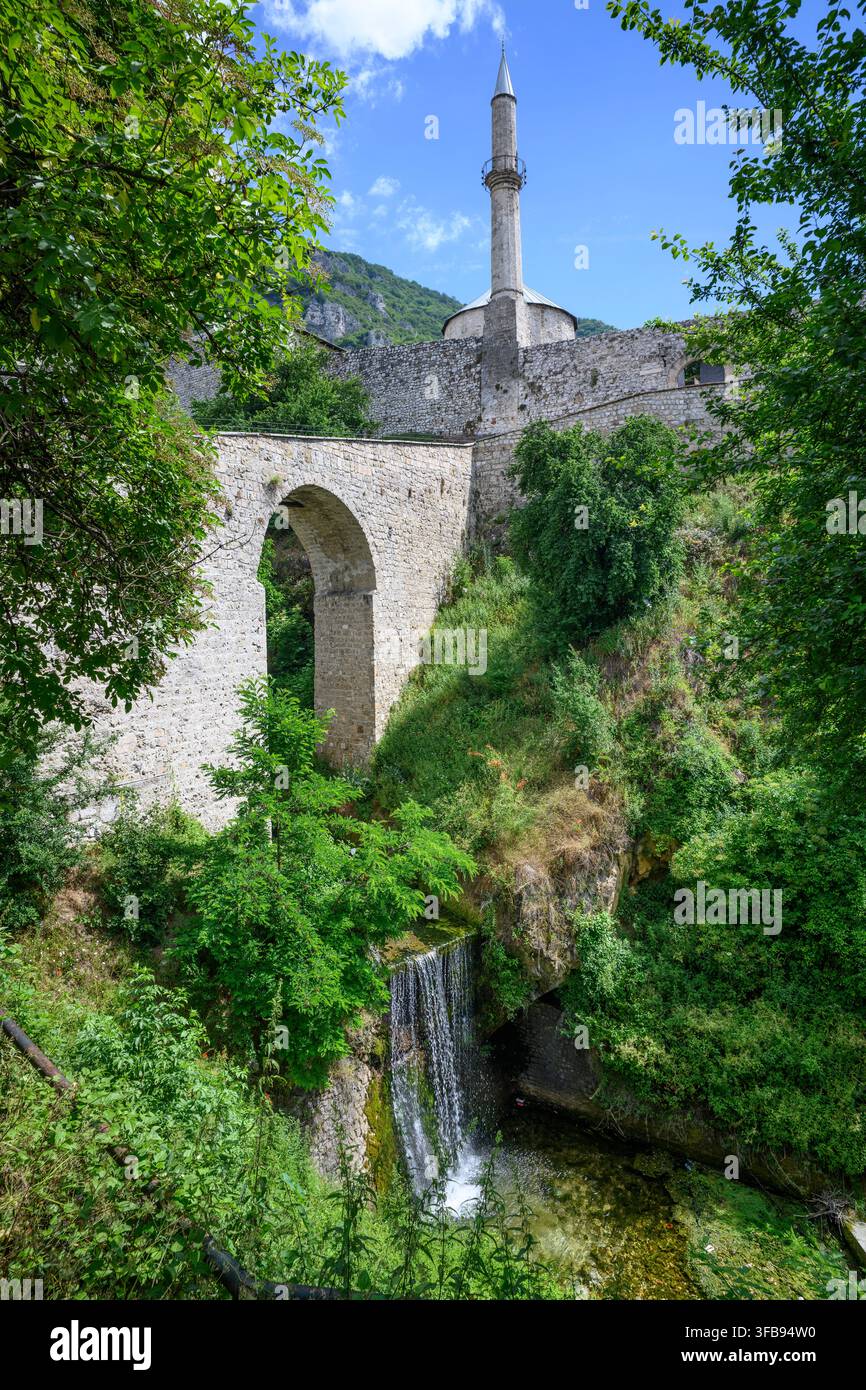 Der Stari Minarett und der Brückeneingang zur Festung von Travnik, Travnik, Bosnien und Herzegowina, Balkanhalbinsel, Osteuropa. Stockfoto