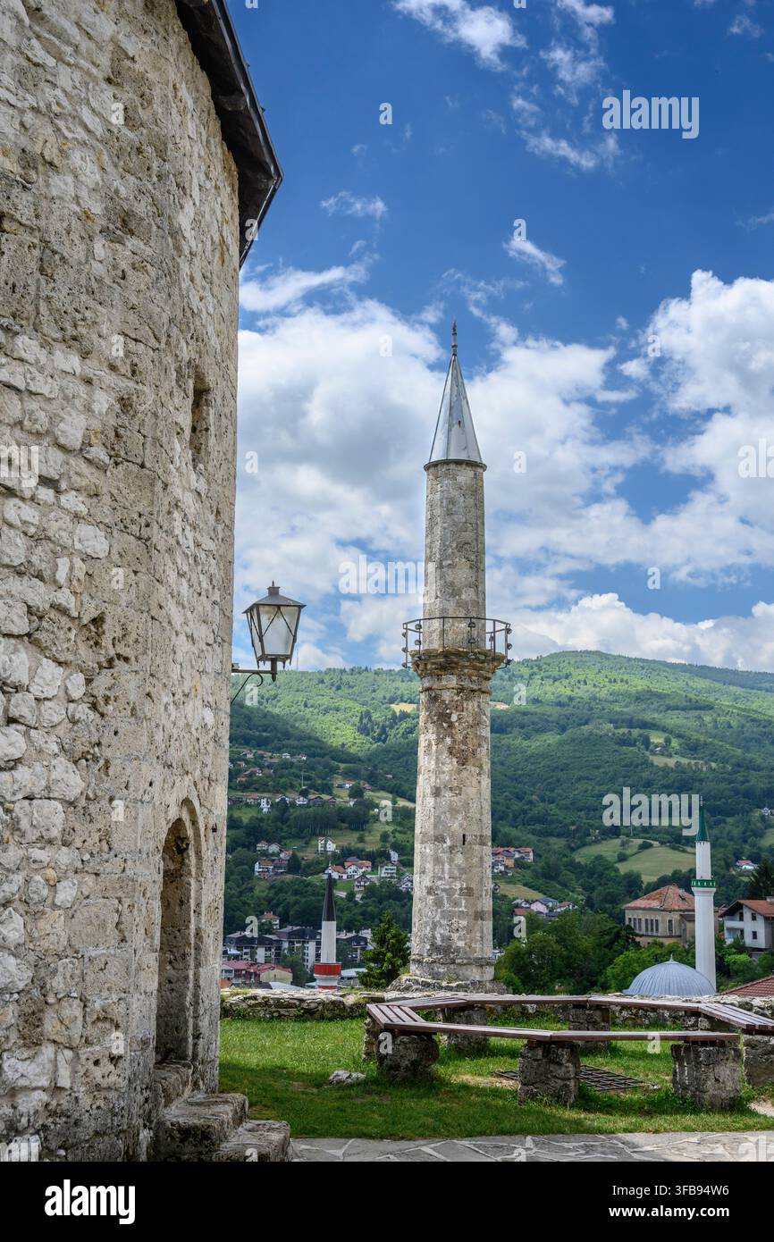 Der Stari Minarett auf dem Gelände der Festung von Travnik, mit der alten Stadt, einst die Hauptstadt von Bosnien und Herzegowina, im Hintergrund. Travnik, B Stockfoto