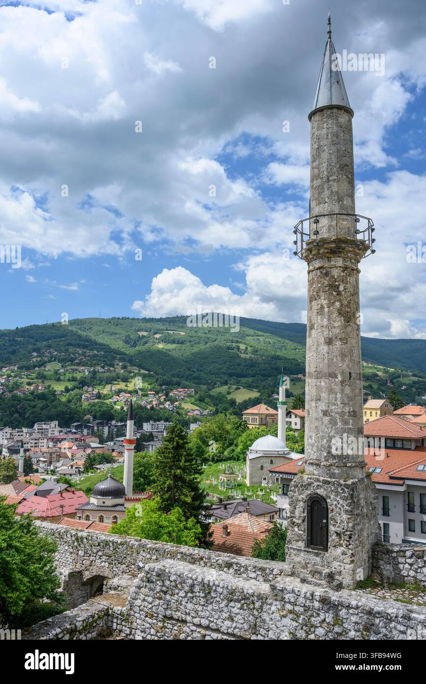 Der Stari Minarett auf dem Gelände der ruinierten Festung von Travnik, mit der alten Stadt, einst Hauptstadt von Bosnien und Herzegowina, im Hintergrund. Tra Stockfoto