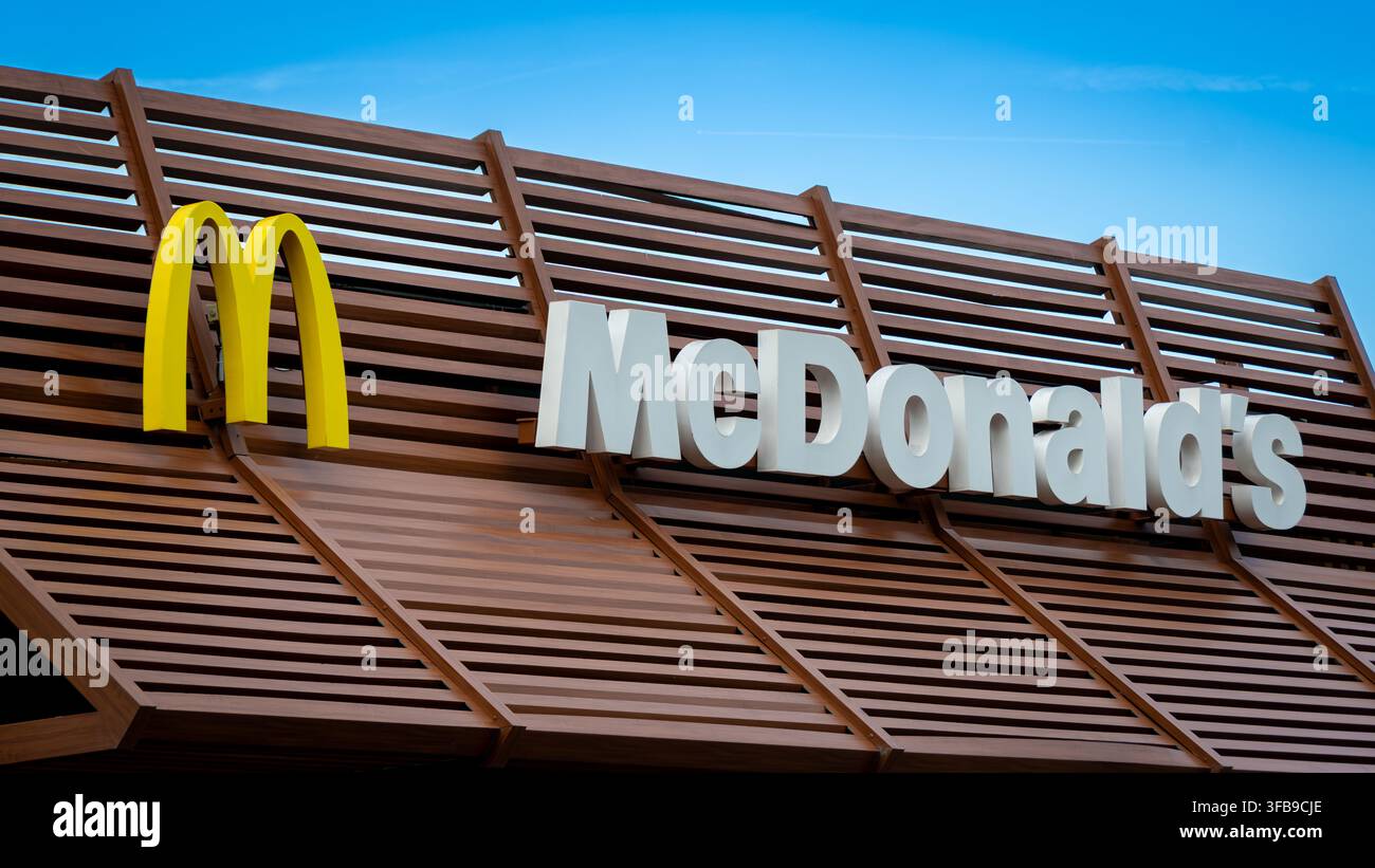 Schild und Logo eines McDonald's-Restaurants in Gap, Frankreich. McDonald's Corporation ist ein amerikanisches multinationales Fast-Food-Unternehmen mit globaler Präsenz Stockfoto