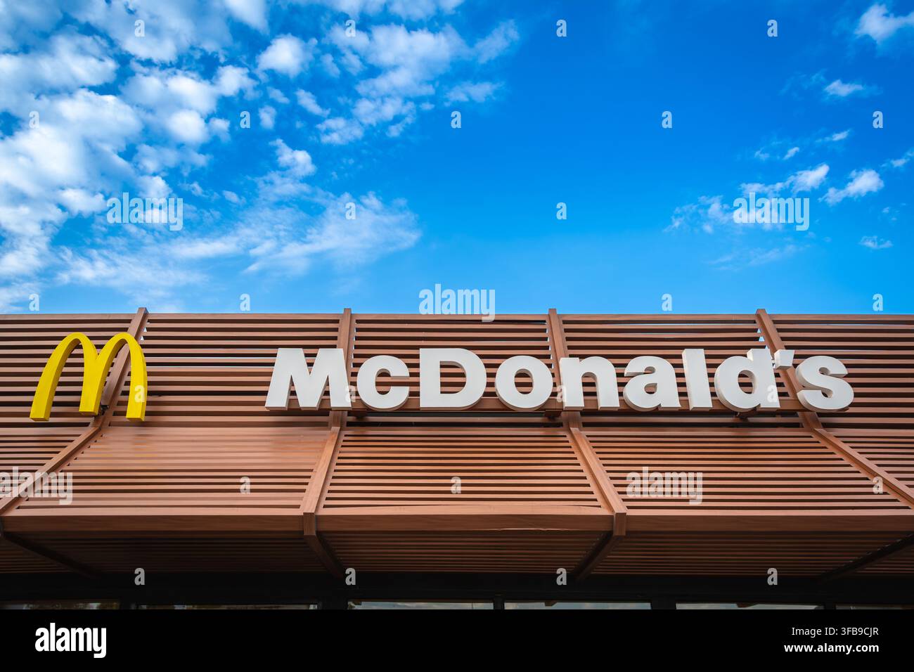 Schild und Logo eines McDonald's-Restaurants in Gap, Frankreich. McDonald's Corporation ist ein amerikanisches multinationales Fast-Food-Unternehmen mit globaler Präsenz Stockfoto