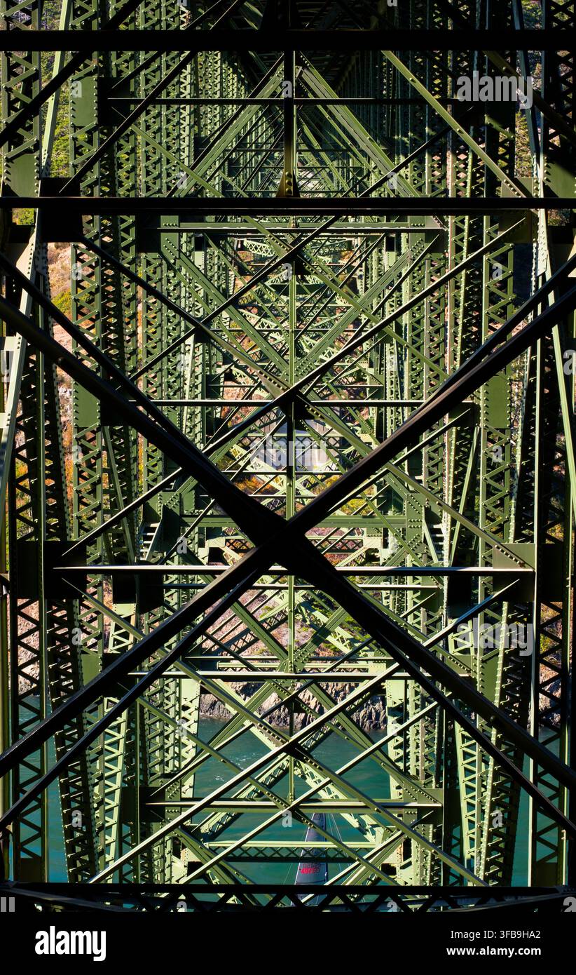WA31255-00....WASHINGTON - Deception Pass Bridge vom Deception Pass State Park, Whidby Island. Stockfoto