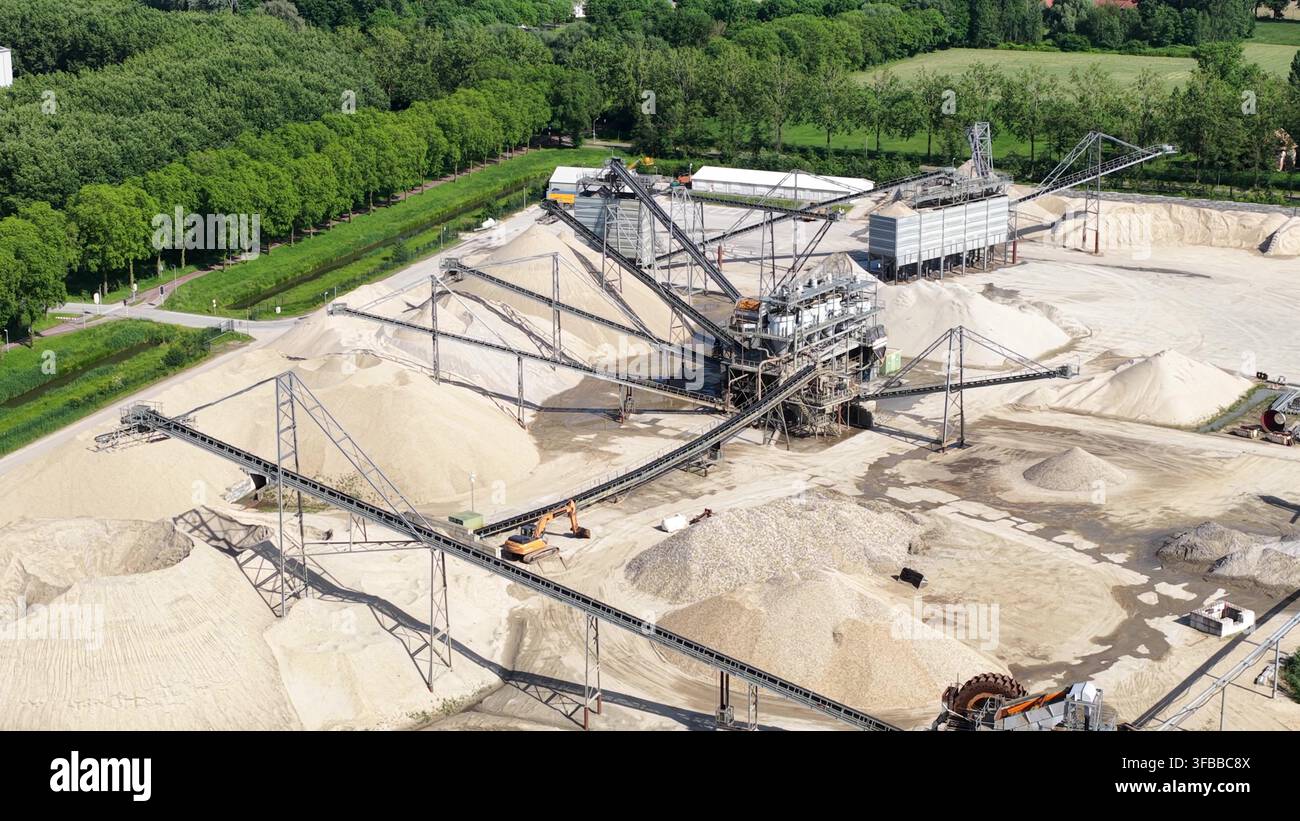 Luftaufnahme eines Sandsteinbruchs mit Förderbändern und schweren Maschinen Stockfoto