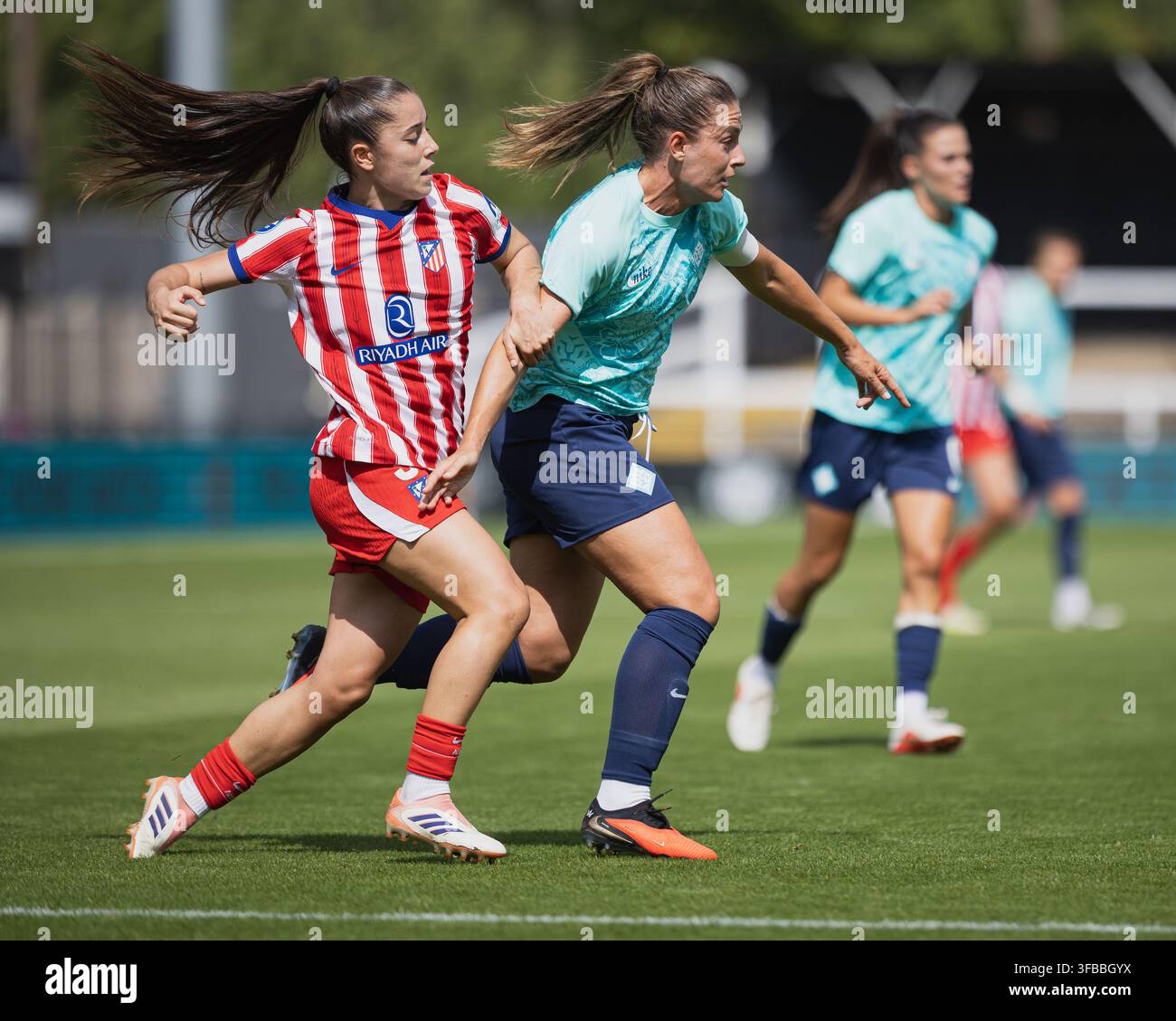 Alexia Putellas kämpft körperlich mit einer Spielerin des Atlético Madrid während des Freundschaftsspiels zur Vorsaison. Stockfoto
