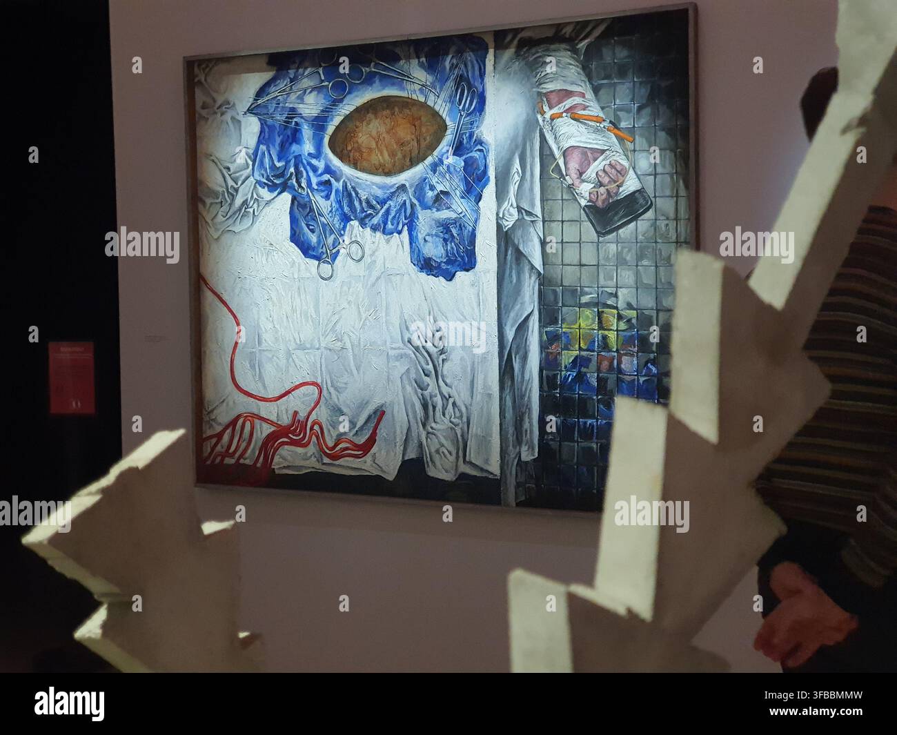 Das Bild zeigt ein großes Zweipanel-Gemälde, das an einer weißen Wand in einer Indoor-Galerie oder einem Museum ausgestellt ist. Das Kunstwerk zeigt hyperrealistische Stockfoto