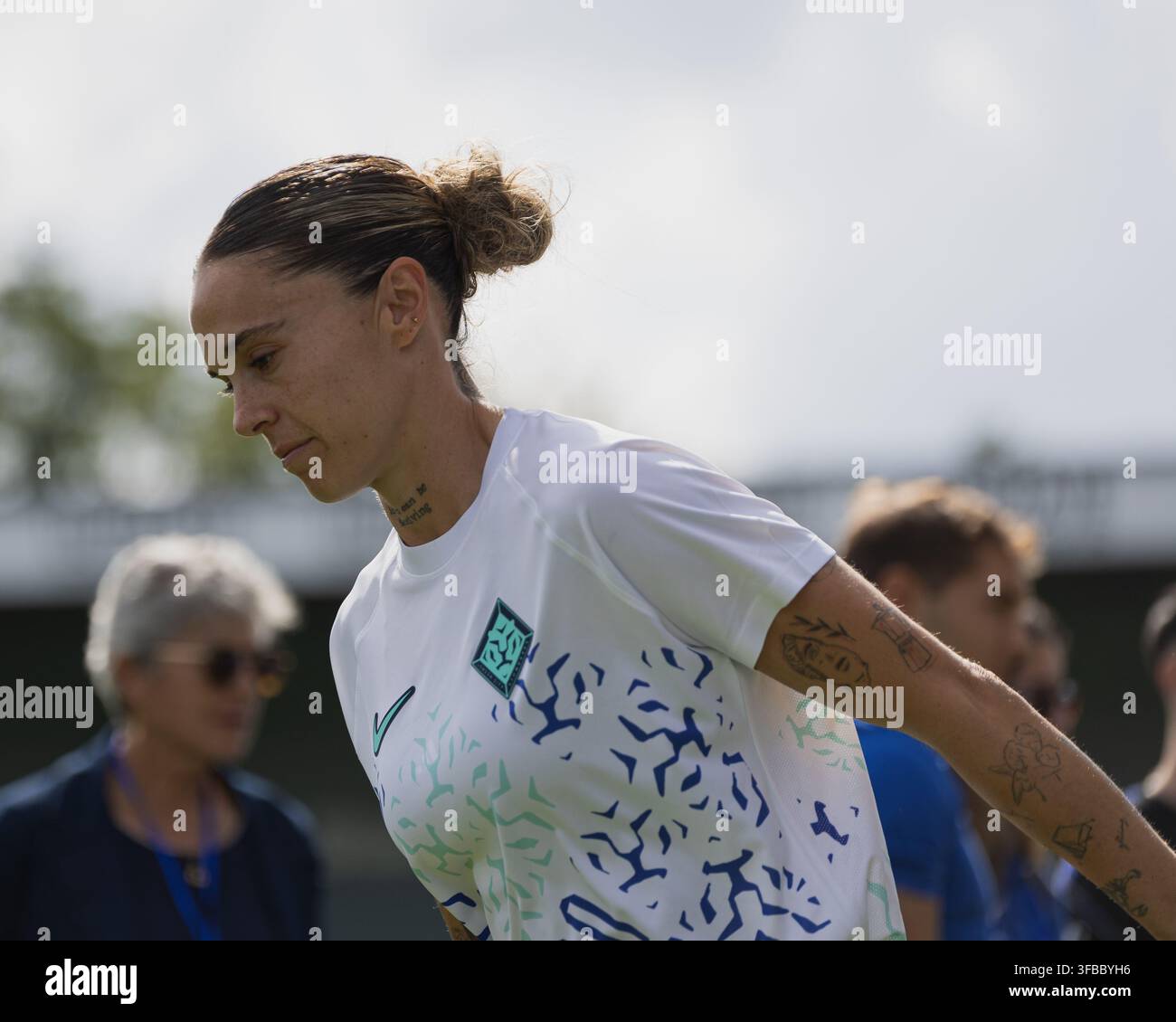 Mapi León wärmt sich vor dem Vorsaison-Freundschaftsspiel gegen Atlético Madrid für die London City Lionesses auf. Stockfoto