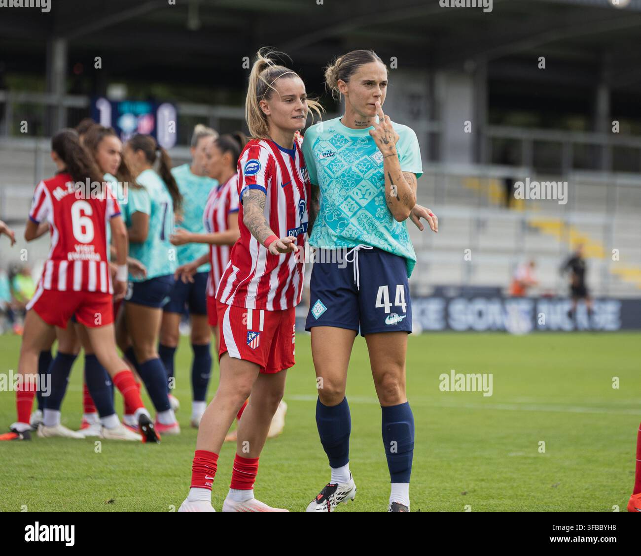Mapi León markiert eine Spielerin von Atlético Madrid während des Vorsaison-Freundschaftsspiels im CopperJax Community Stadium. Stockfoto