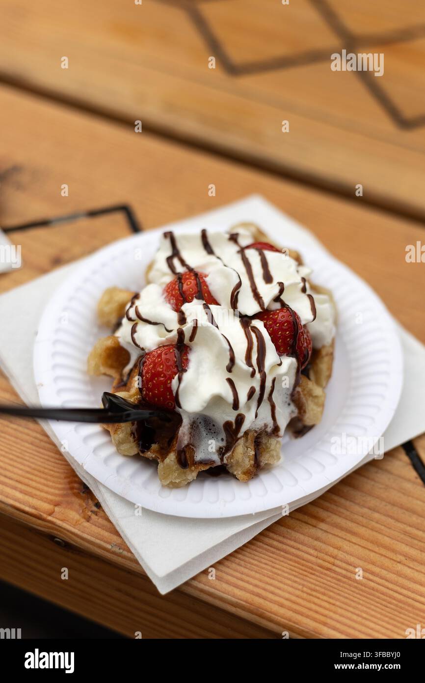 Belgische Lütticher Waffel mit Erdbeeren und Schlagsahne Stockfoto