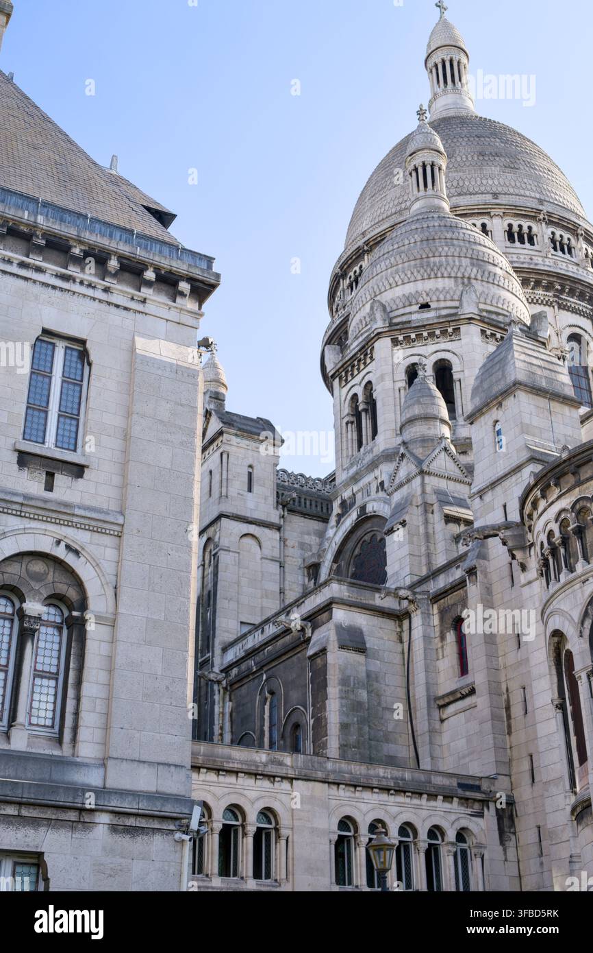 Architektonisches Detail der Kuppel, Türme und gewölbten Fenster der Sacré-Cœur-Basilika in Paris, Frankreich. Stockfoto