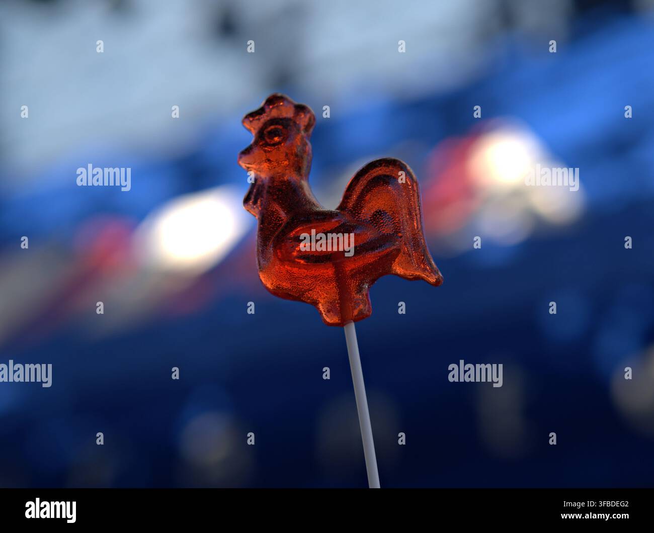 Farbenfroher Zuckerrohr in Hühnerform auf einem Stock. Stockfoto