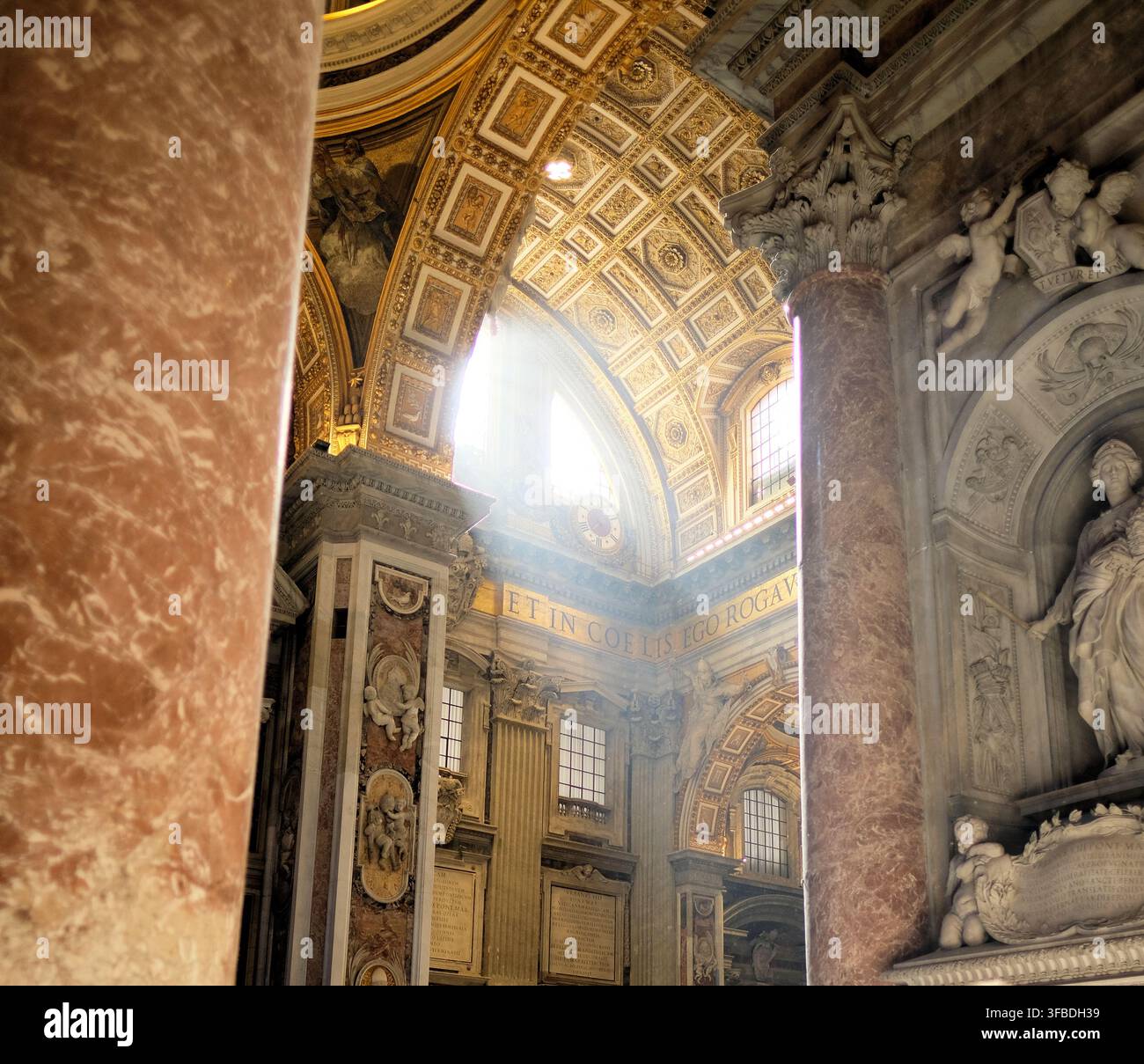 Südwand des Langhauses in der Petersbasilika, kurz vor der Kapelle des Allerheiligsten Sakraments; Umgebungslicht, das durch Fenster fällt; Vatikan. Stockfoto