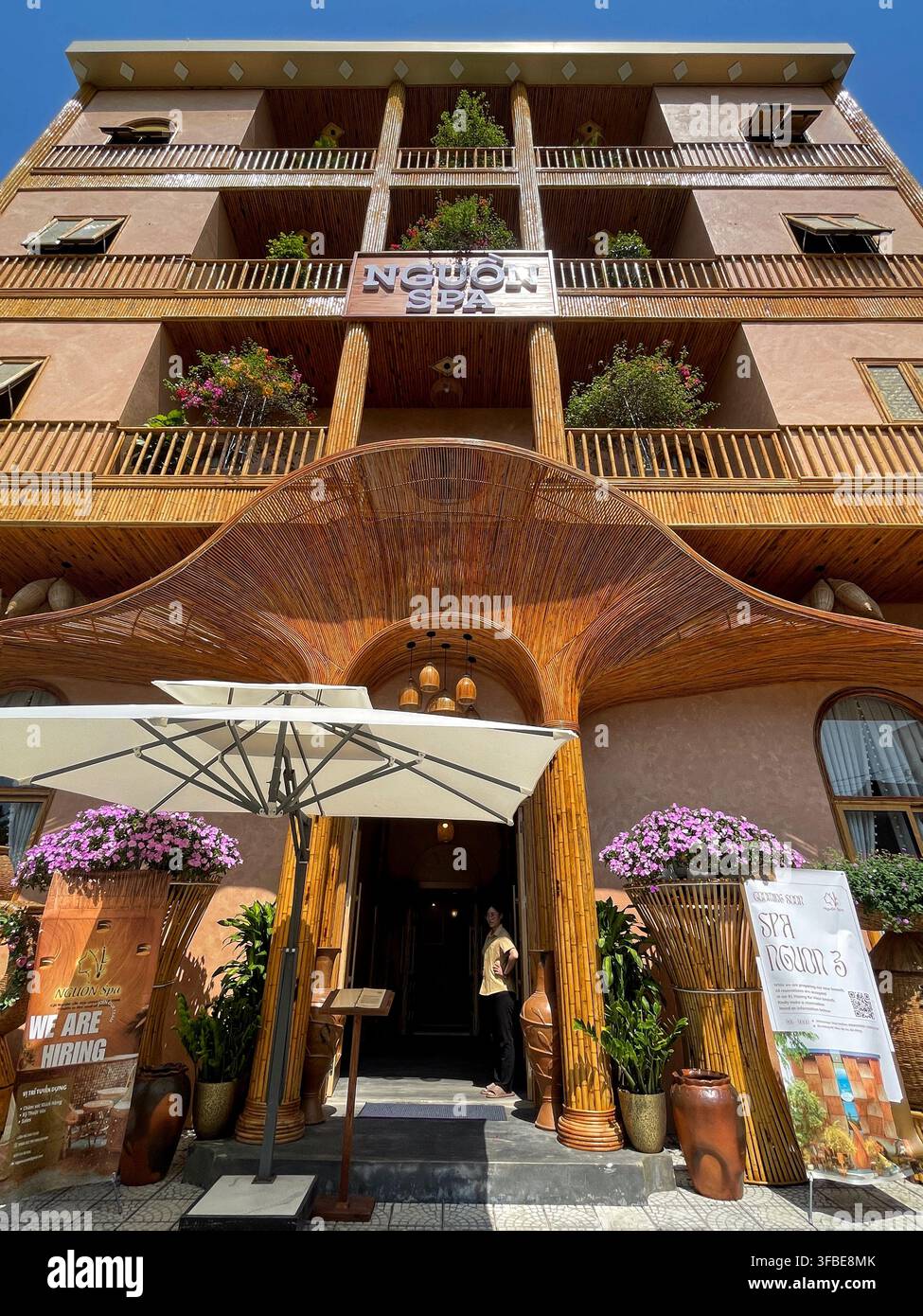 Elegantes Spa- und Wellnesscenter mit Holzfassade, Blumendekor und einladendem Eingang in Đà Nẵng, Vietnam – 24. Mär 26. Stockfoto