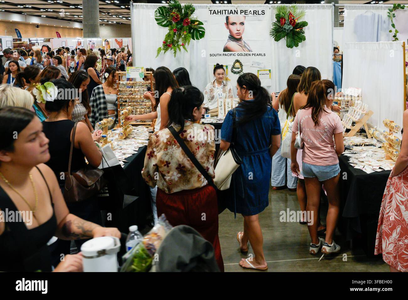 Honolulu, Hawaii, Vereinigte Staaten – 22. August 2026: Einkäufer drängen sich am Stand der Tahitiperlen auf dem Made in Hawaiʻi Festival. Stockfoto