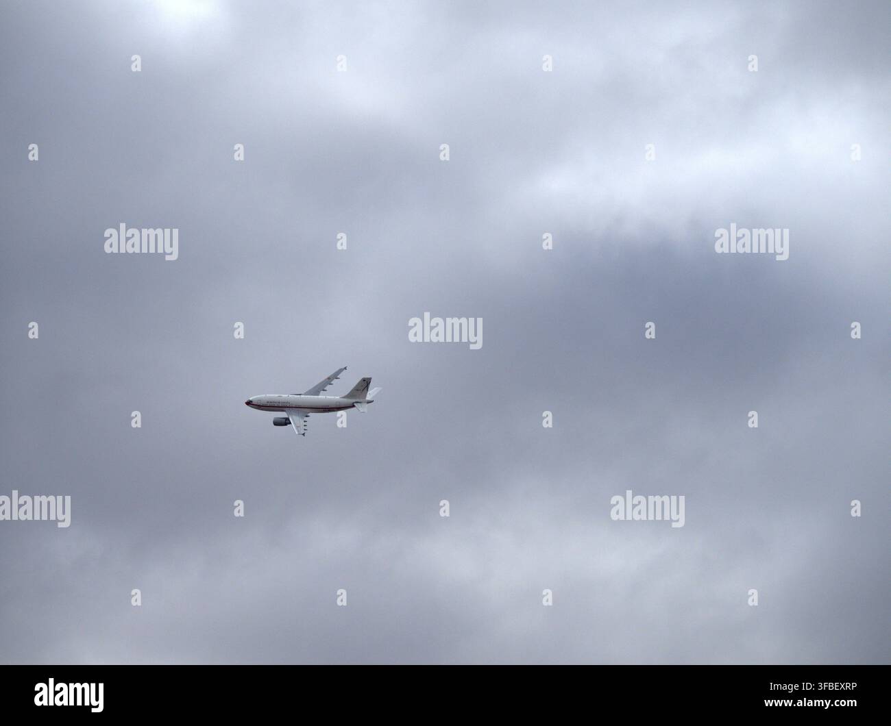 Spanische Luftwaffe Airbus A310 fliegt unter dicken grauen Wolken Stockfoto