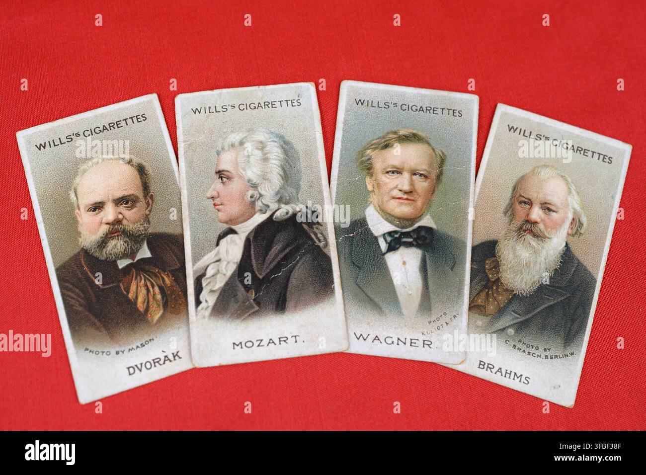 Vintage Wills-Zigarettenkarten mit berühmten Komponisten (Dvořák, Mozart, Wagner und Brahms) - Wales, UK - 03. August 2026 Stockfoto