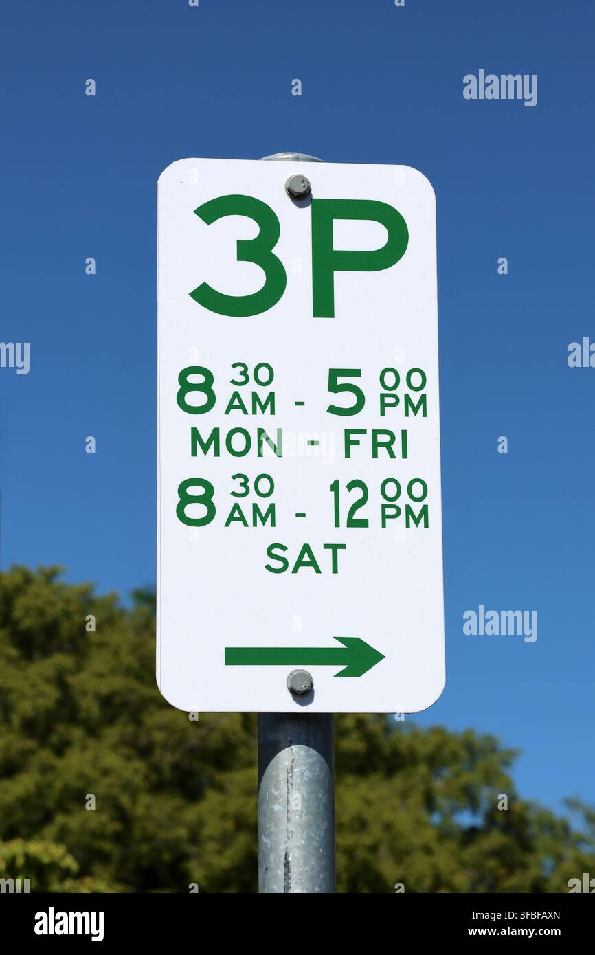 Australisches 3P-Dreistunden-Parkverbot-Schild mit einem grünen Pfeil vor einem blauen Himmel Stockfoto