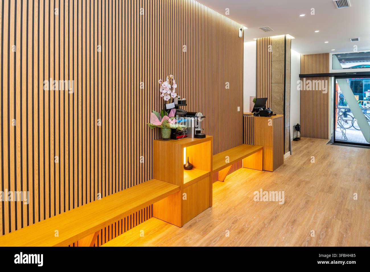 Rezeption einer modernen ästhetischen Klinik mit holzlattenverkleideten Wänden Stockfoto