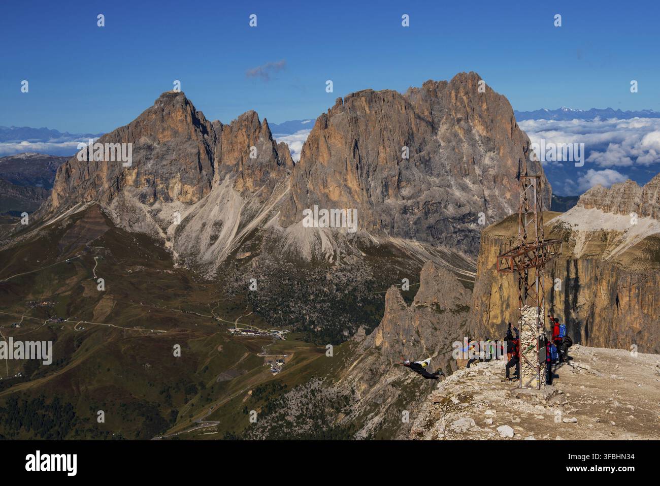 Paragleiter-Pilot springt vom Sass Pordoi in Südtirol, Italien Stockfoto
