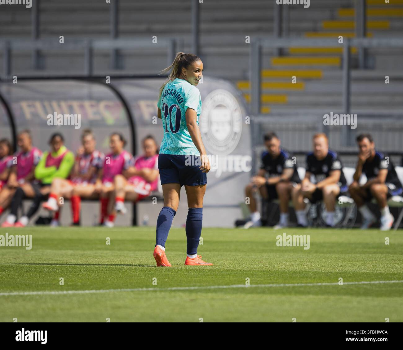 Delphine Cascarino lächelt während des Vorsaison-Freundschaftsspiels der London City Lionesses gegen Atlético Madrid. Stockfoto