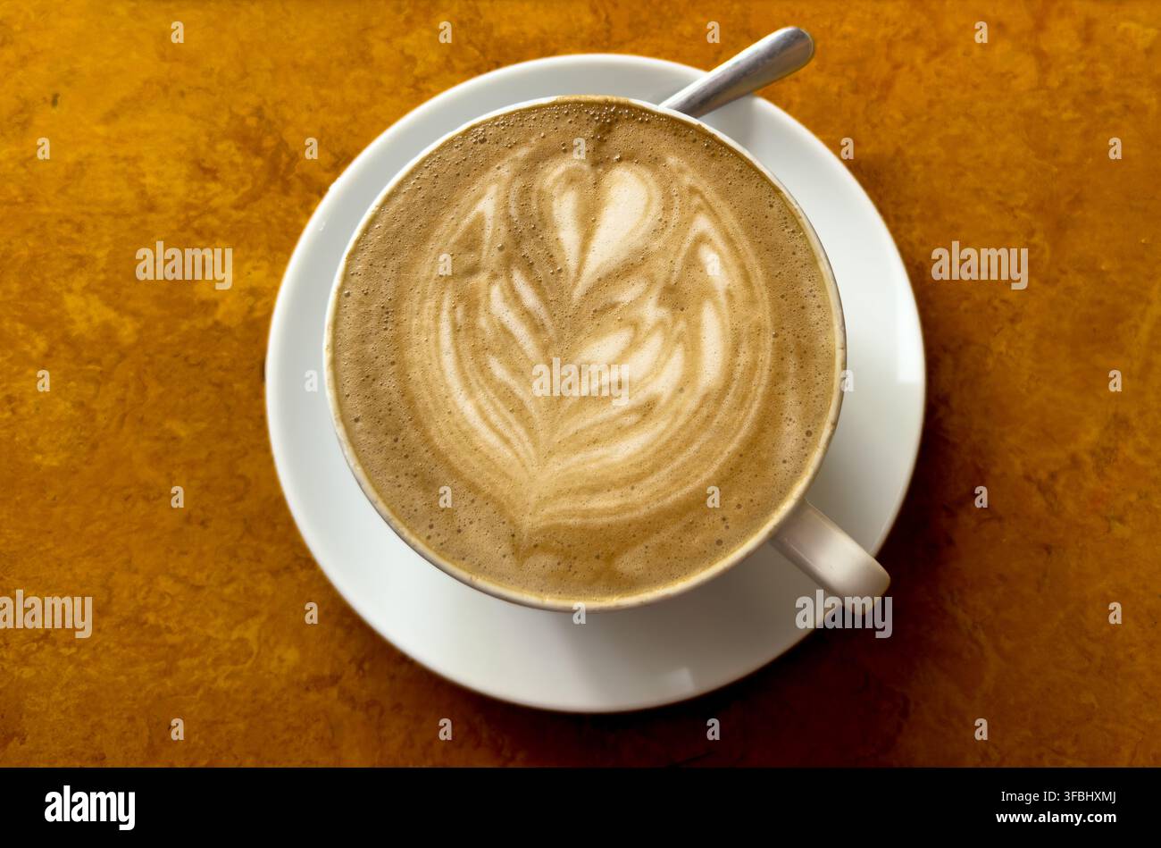Tasse mit heißem Latte-Kaffee - Smartphone-aufgenommenes Stockfoto