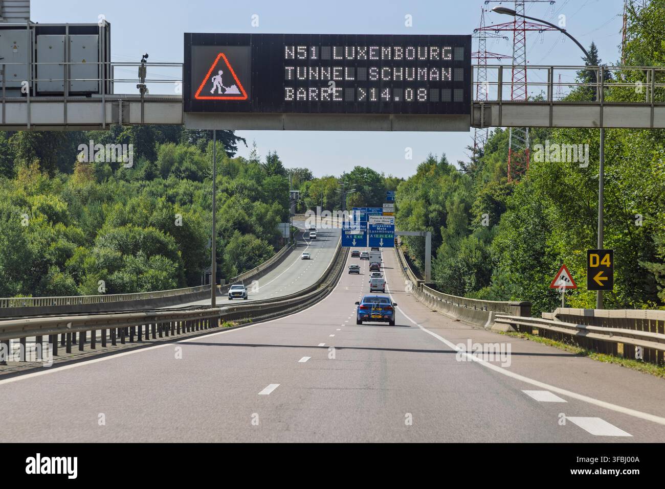Luxemburg-Stadt, Luxemburg - 7. August 2026: Elektronisches digitales Overhead-Matrix-Schild warnt Fahrer vor Straßensperrungen auf der Autobahn. Stockfoto