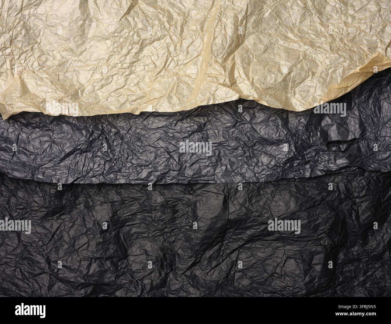 Zerknittertes schwarzes und braunes Papier, abstrakter Texturhintergrund, Vollformat Stockfoto
