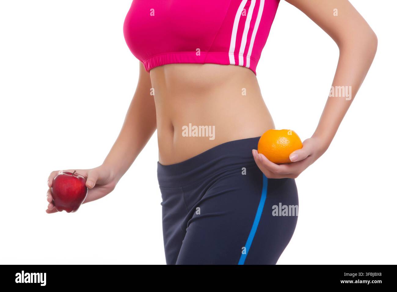 Frau hält einen Apfel und orange Stockfoto