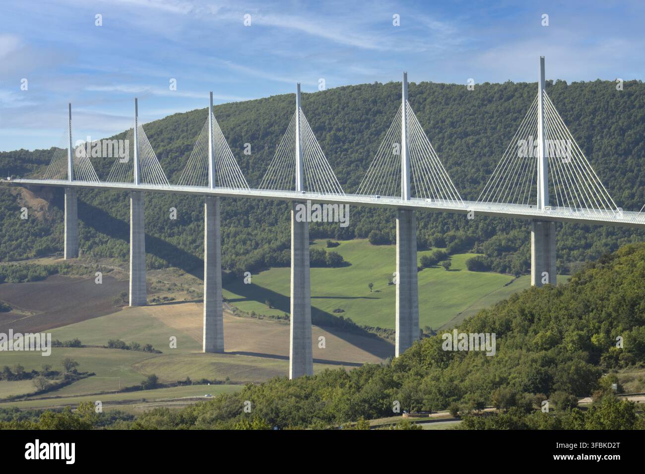 Millau-Viaduct, spektakuläre Hohlkastenbrücke der Autobahn A75 mit sieben Betonpfeilern und Pylonen, die die Fahrbahn über das Tarn-Tal stützen, eine der Stockfoto
