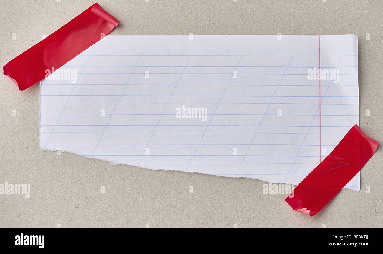 Ein Stück weißes Notizbuchpapier mit diagonalen Linien, mit rotem Isolierband an grauem Karton befestigt Stockfoto