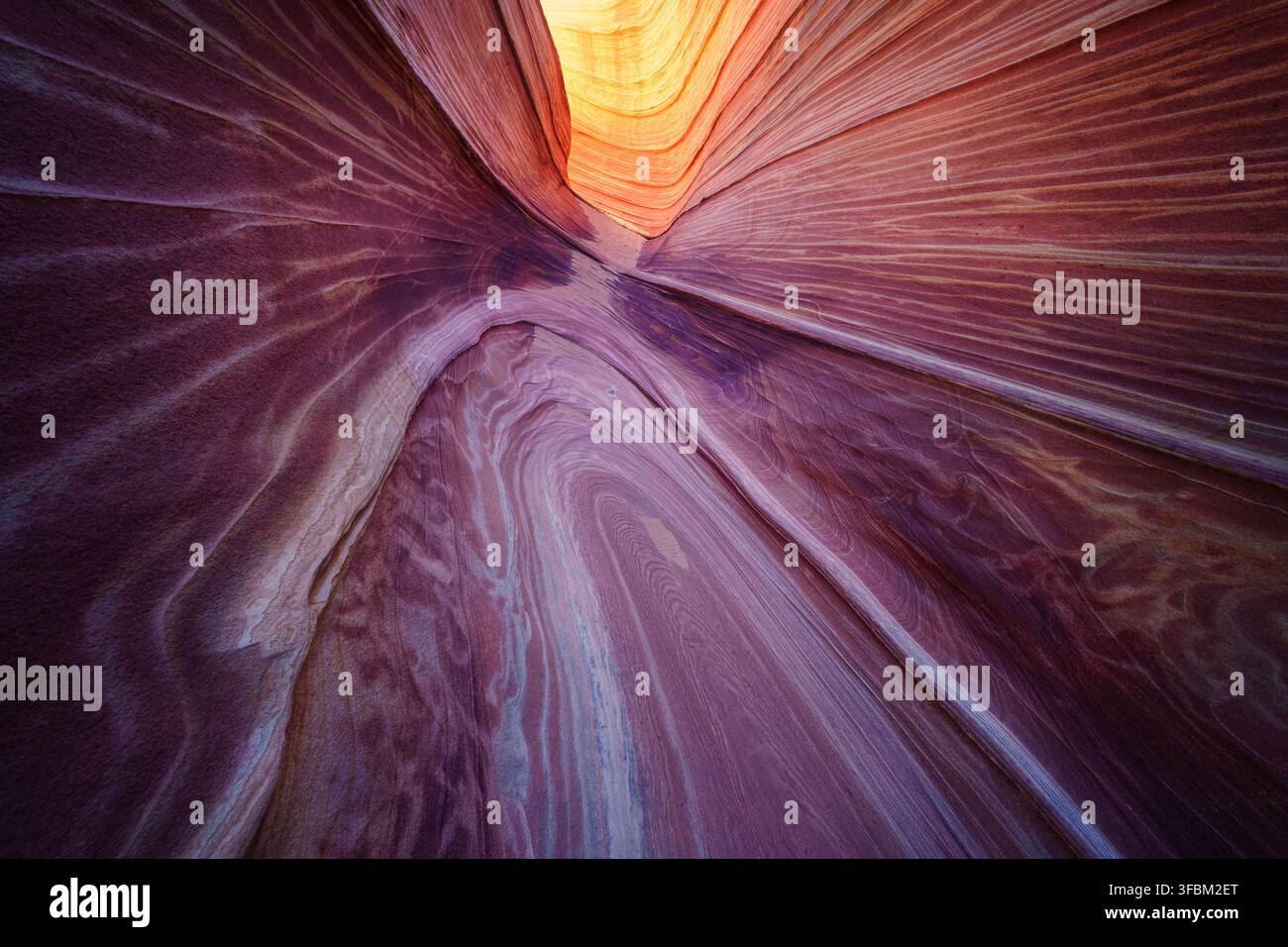 Ansicht der Sandsteinformationen The Wave mit wirbelnden roten und orangefarbenen Mustern in Kanab, Arizona, Vereinigte Staaten. Stockfoto