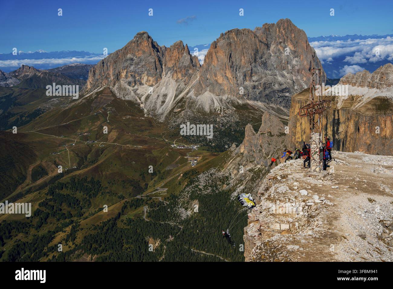 Paragleiter-Pilot springt vom Sass Pordoi in Südtirol, Italien Stockfoto