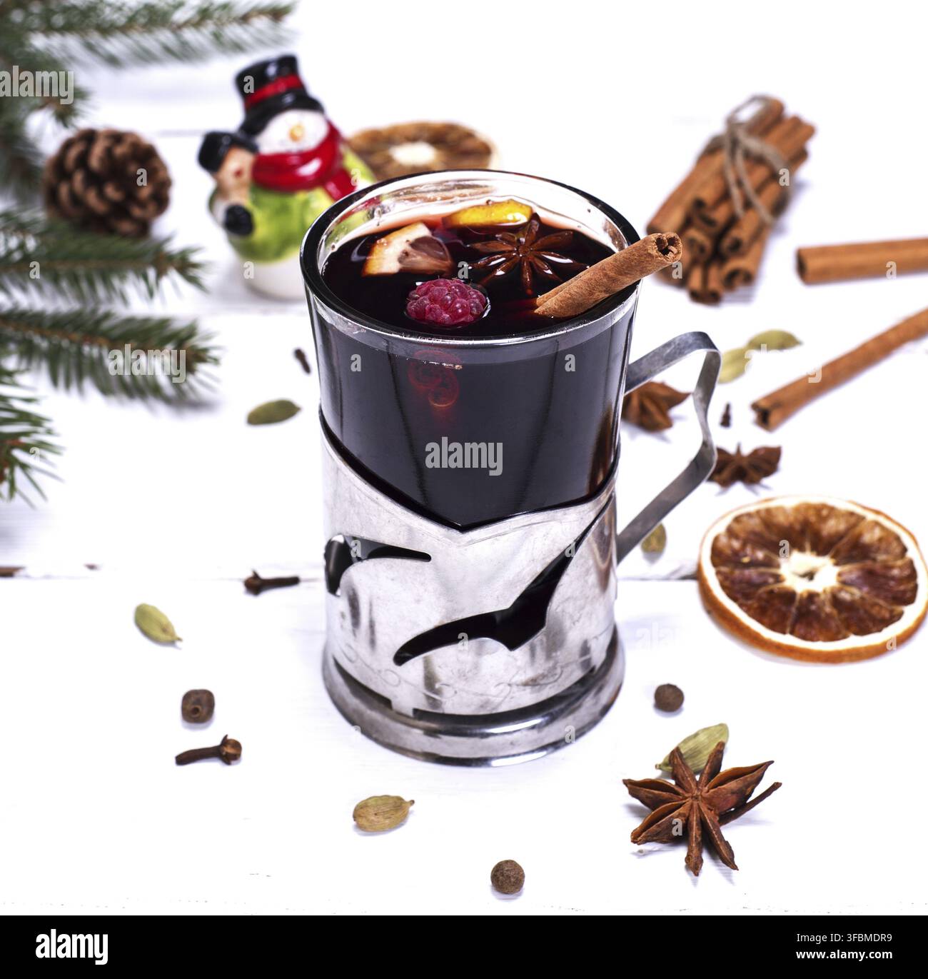 Glühwein in einem Glas auf ein weißes Holz- Hintergrund Stockfoto