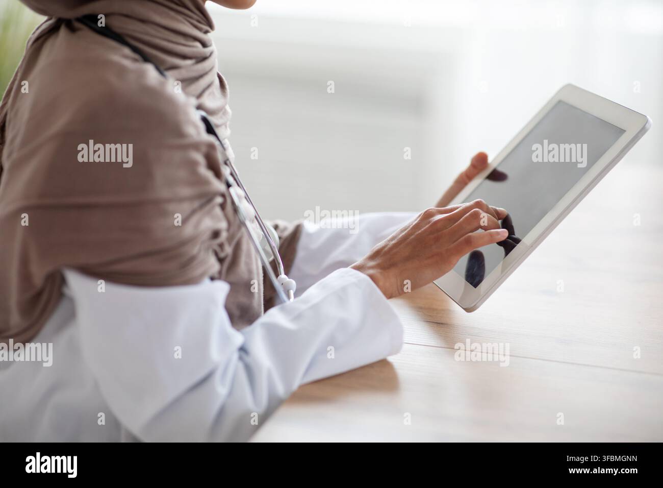 Schnitt von Ärztin mit digitalen Tablette Stockfoto