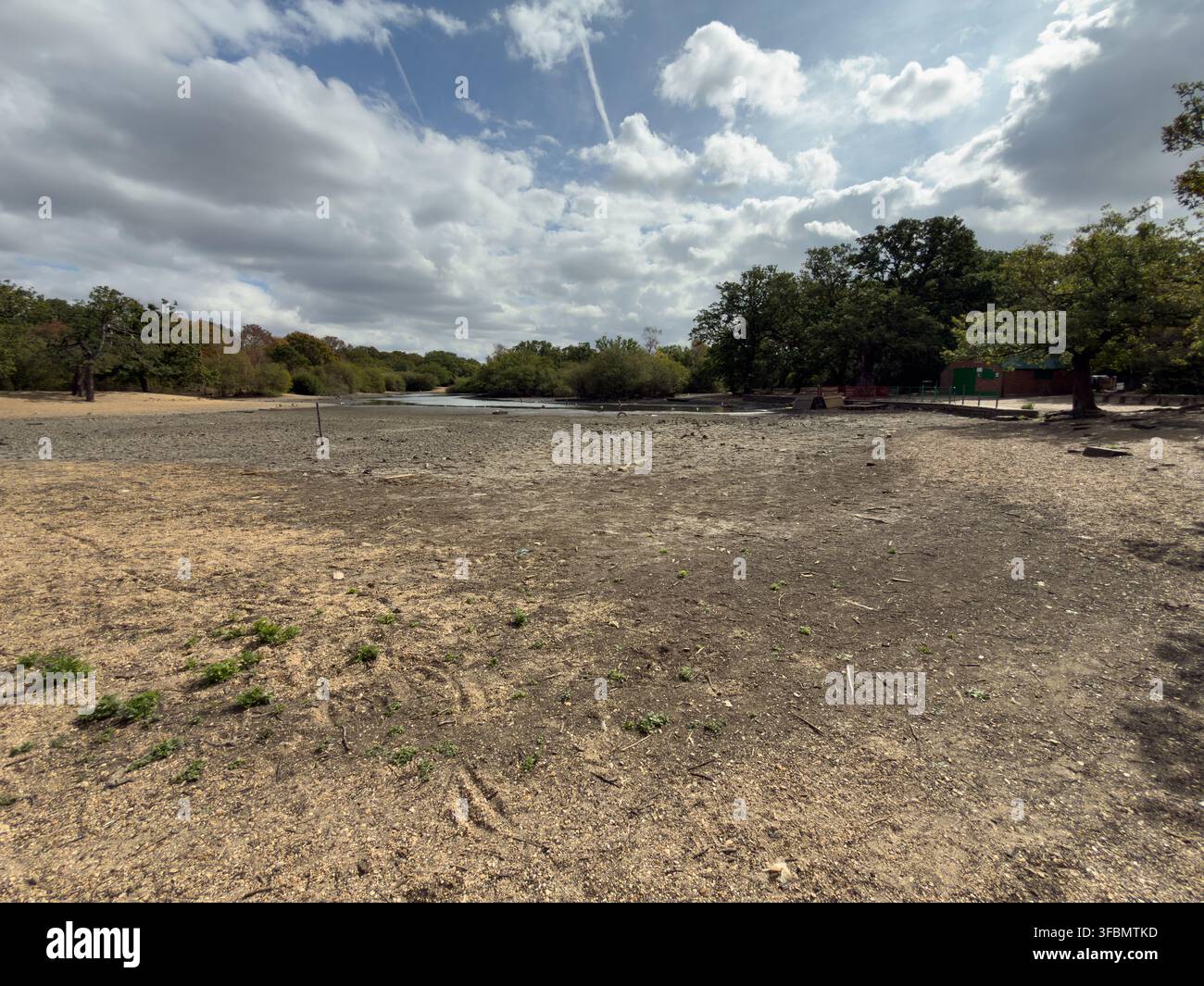 Hollow Ponds, Leyton Flats, Walthamstow, liegt nach einer Sommerhitzewelle fast trocken und verhindert die Nutzung des beliebten Bootsbereichs. - Smartphone-aufgenommenes Stockfoto
