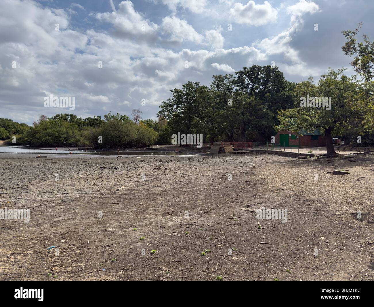 Hollow Ponds, Leyton Flats, Walthamstow, liegt nach einer Sommerhitzewelle fast trocken und verhindert die Nutzung des beliebten Bootsbereichs. - Smartphone-aufgenommenes Stockfoto