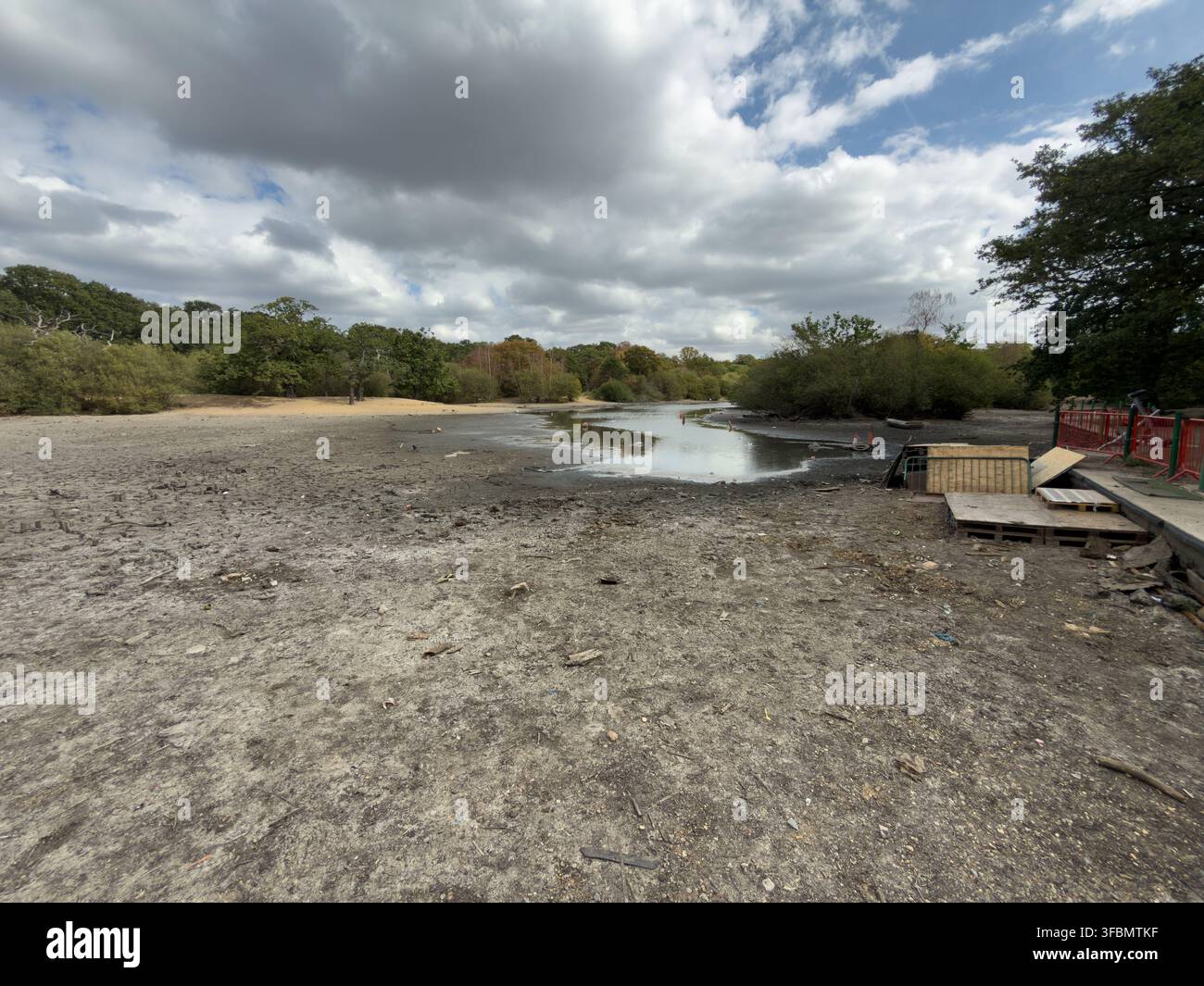 Hollow Ponds, Leyton Flats, Walthamstow, liegt nach einer Sommerhitzewelle fast trocken und verhindert die Nutzung des beliebten Bootsbereichs. - Smartphone-aufgenommenes Stockfoto