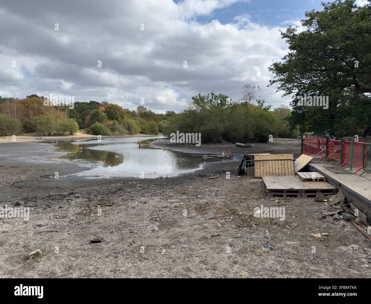 Hollow Ponds, Leyton Flats, Walthamstow, liegt nach einer Sommerhitzewelle fast trocken und verhindert die Nutzung des beliebten Bootsbereichs. - Smartphone-aufgenommenes Stockfoto