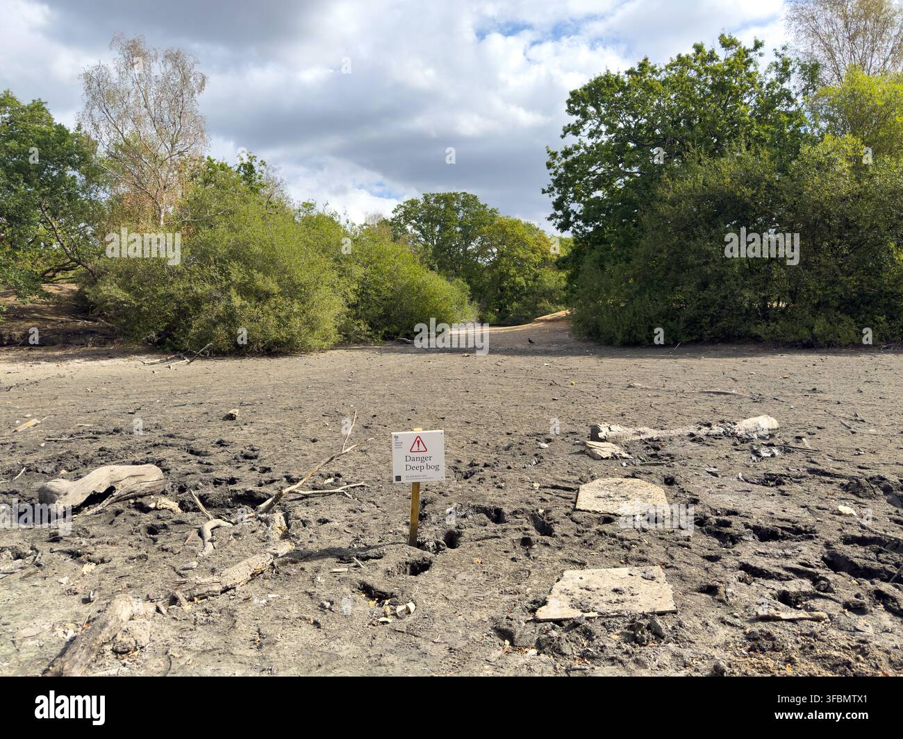 Hollow Ponds, Leyton Flats, Walthamstow, liegt nach einer Sommerhitzewelle fast trocken und verhindert die Nutzung des beliebten Bootsbereichs. - Smartphone-aufgenommenes Stockfoto