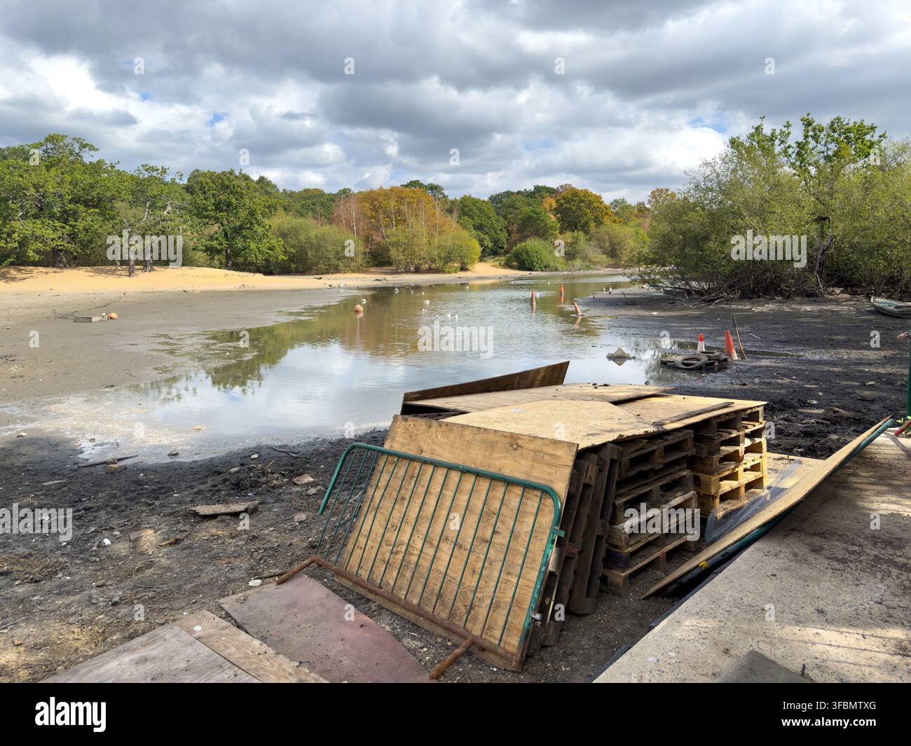 Hollow Ponds, Leyton Flats, Walthamstow, liegt nach einer Sommerhitzewelle fast trocken und verhindert die Nutzung des beliebten Bootsbereichs. - Smartphone-aufgenommenes Stockfoto
