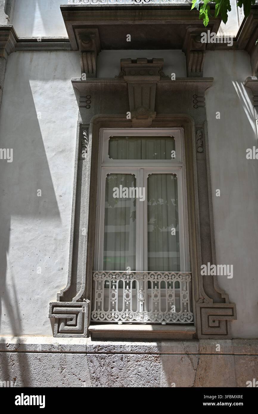 Fensterläden im spanischen Stil mit traditionellen Pfosten Stockfoto