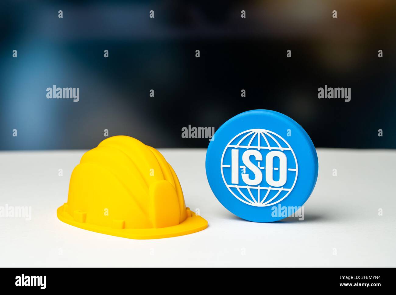 Bauhelm und ISO-Symbol. Internationale Regeln und Standards. Sicherheit, Qualität und Langlebigkeit von Gebäuden. Baukonformität unterstützt r Stockfoto