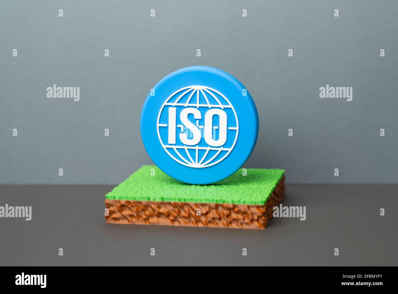 Grundstück und ISO-Symbol. Bewertung, Analyse und Qualitätskontrolle von Boden- und Umweltbedingungen. Zertifizierung unterstützt eine verantwortungsvolle Landnutzung Stockfoto
