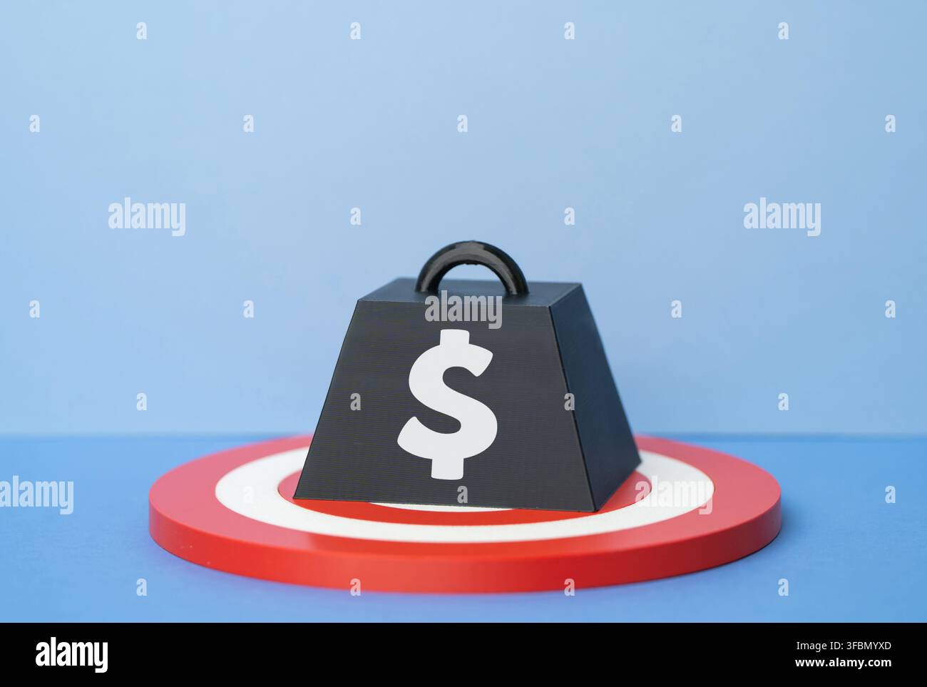 Das Ziel ist aufgrund finanzieller Probleme unerreichbar. Nicht genug Geld, um erfolgreich zu sein. Verdienen Sie mehr Geld und erreichen Sie finanzielle Unabhängigkeit. Stockfoto