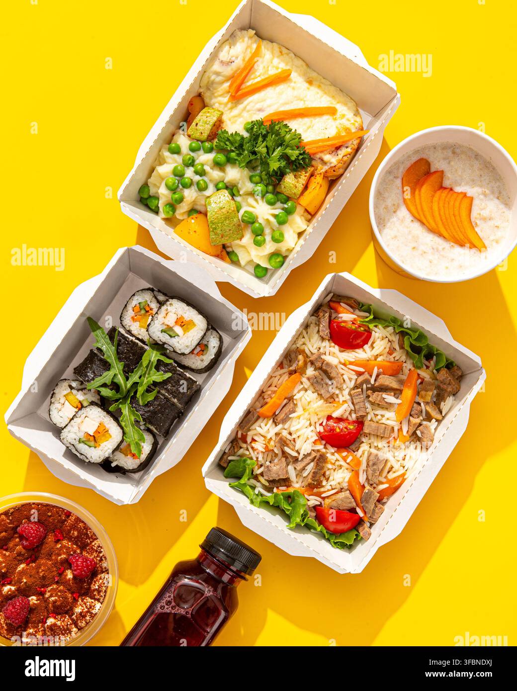 Gesunde Diät-Lieferboxen auf Gelb Stockfoto