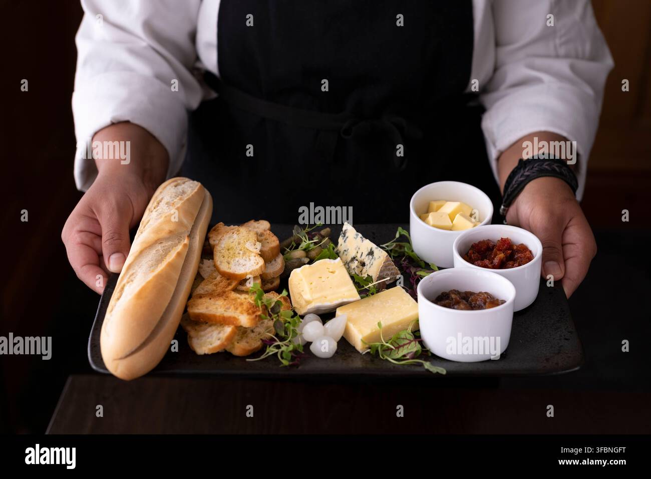 Entzückendes Tablett, das mit Aufmerksamkeit in einem gemütlichen Café während der Abendstunden serviert wird Stockfoto