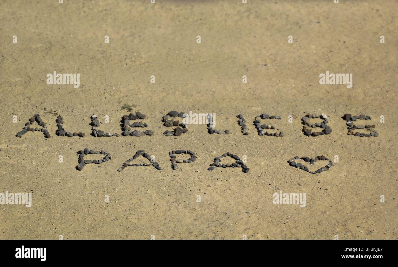 Botschaft in Sand mit Steinen gelegt Stockfoto