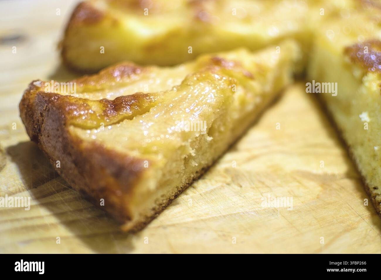 Frisch gebackener Apfelkuchen, in Scheiben geschnitten, auf Holzunterlage. Konzept für handgemachte Rezepte und Desserts Stockfoto