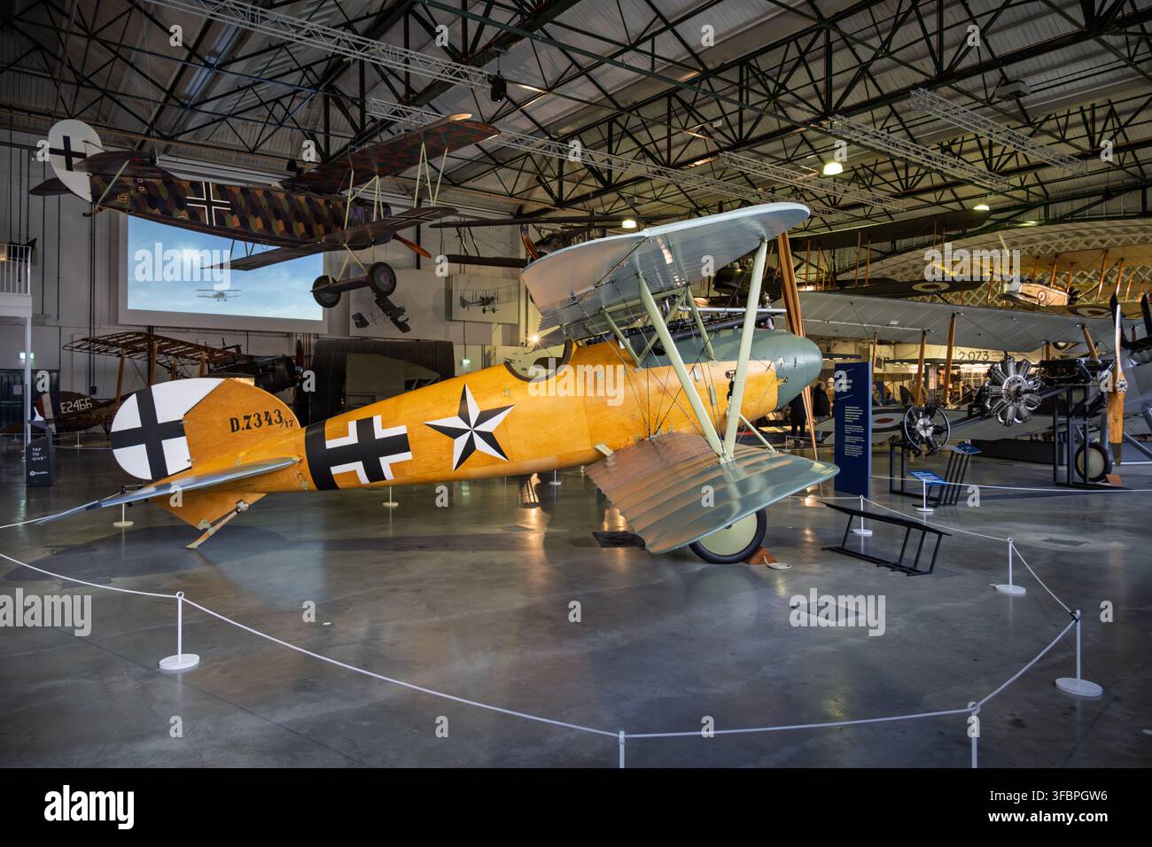 Ein seltenes Replikat des deutschen Albatros D.Va-Kampfflugzeugs mit schwarzen Kreuzen wird im Hangar 2 des RAF Museums London in Hendon ausgestellt Stockfoto